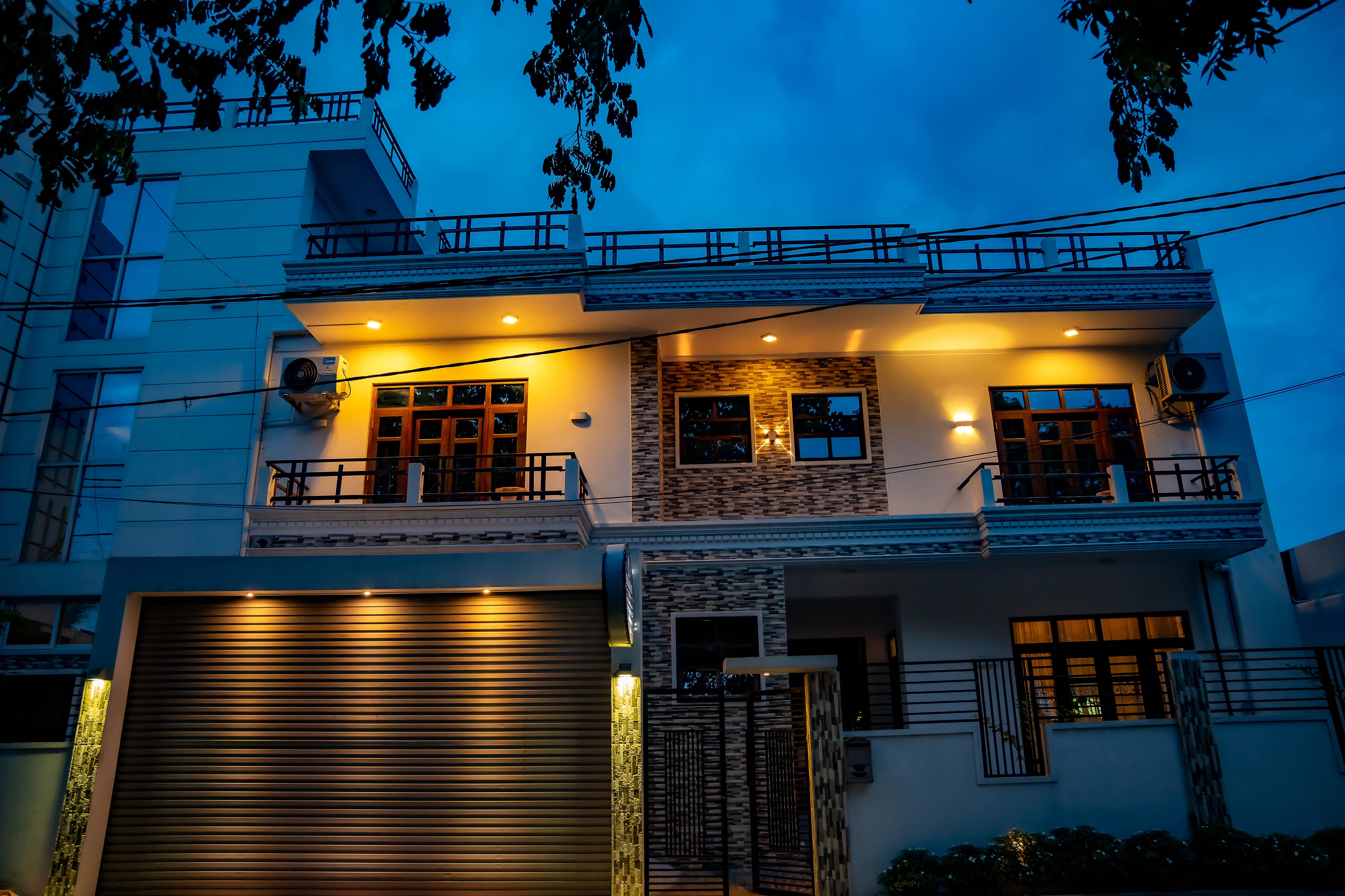 Peaceful Evenings Under Illuminated Palms